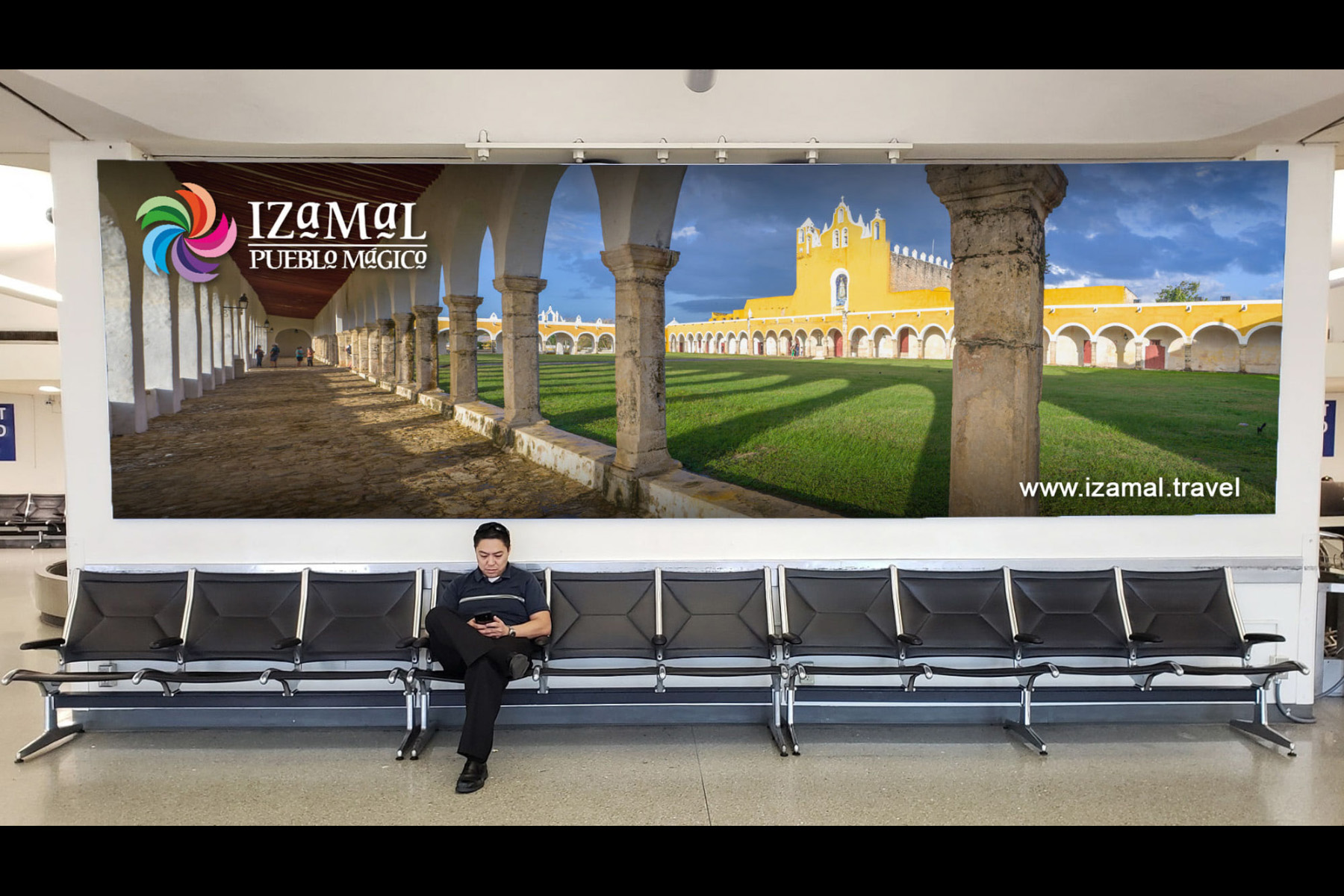Montaje en banner aeroportuario de fotografía panorámica de San Antonio de Padua en Izamal